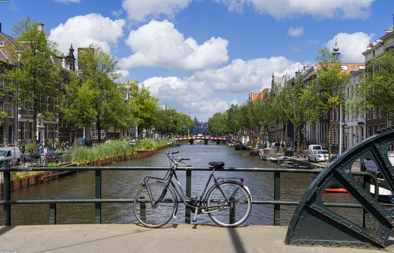 March in Amsterdam: Canals, Museums, and Easy Day Trips