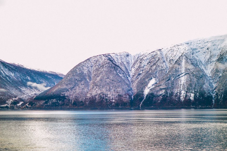 Tranquil view of a snow-covered mountain lake during winter, reflecting natural beauty.